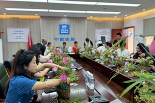 夸德拉多分别晒与C罗、坎塞洛的合影：很高兴再次见到你们